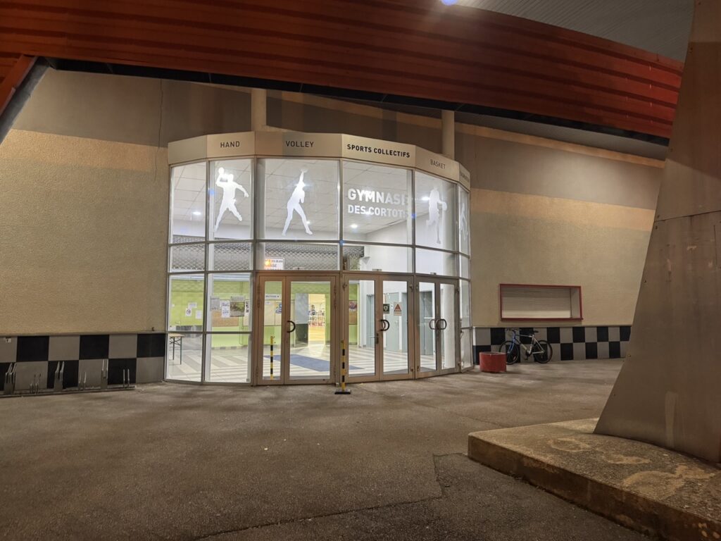 Lieux de rendez-vous des crocos : Hall du gymnase des Cortons